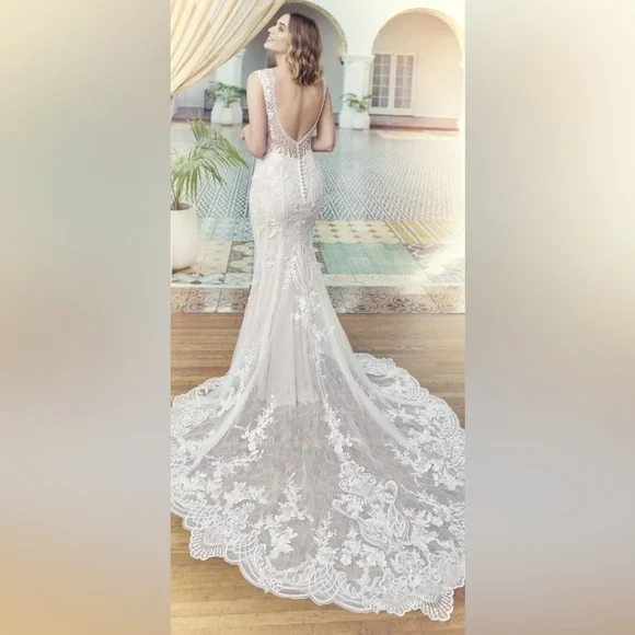 Elegant Lace Sheath ivory/nude/silver Wedding Dress. Size 12